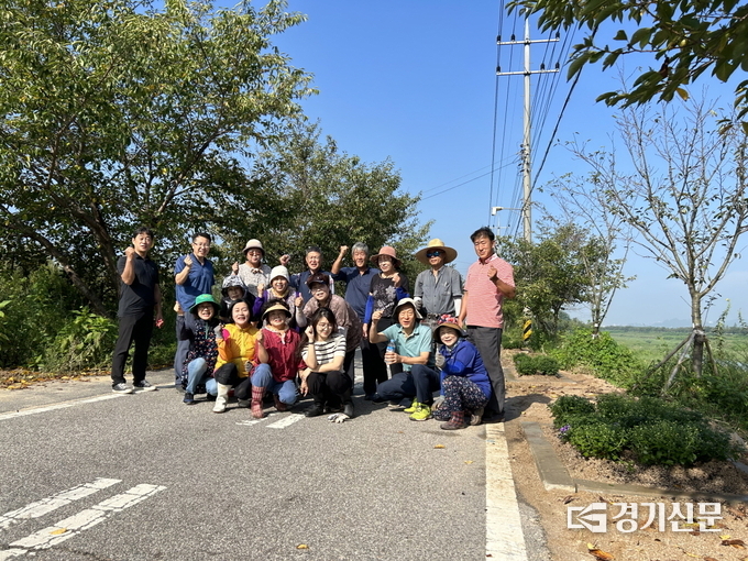 금광면 주민자치위원회 조령천 자전거도로 가꾸기 현장(사진=안성시 제공)