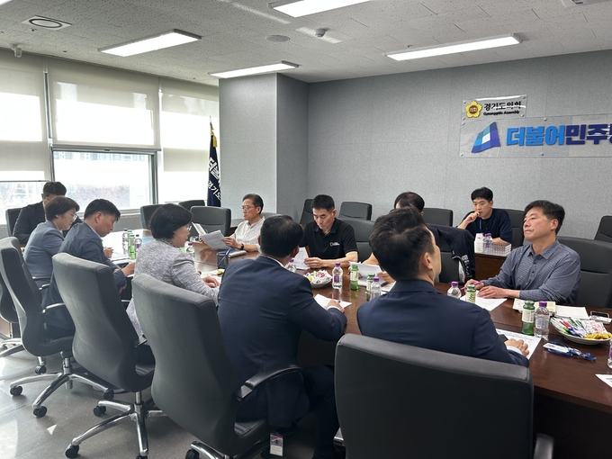 경기도의회 경제노동위원회 소속 더불어민주당 의원들이 지난 5일 교섭단체 회의실에서 이동노동자 간담회를 개최했다. (사진=경기도의회 제공)