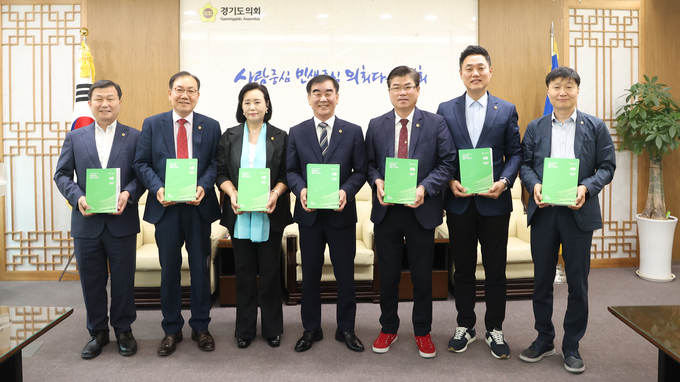 경기도의회 의정정책추진단이 6일 염종현 의장에게 정책제안 자료집을 전달하며 자료집 발간 취지와 의미를 알렸다. (사진=경기도의회 제공)