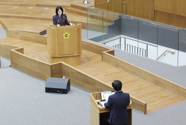 6일 오전 김동연 경기도지사가 제371회 임시회 제2차 본회의에서 도정과 교육행정에 관한 질의응답을 하고 있다. (사진=경기도 제공)