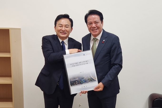 최대호 안양시장(오른쪽)이 원희룡 국토교통부장관을 만나 악수하고 있다.(사진=안양시 제공)