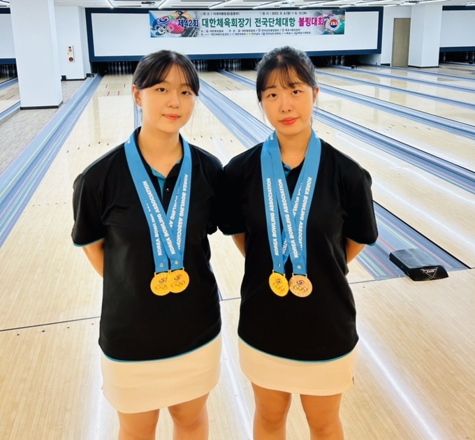 6일 전남 목포시 시네마볼링경기장에서 열린 제42회 대한체육회장기 전국단체대항볼링대회 여자 16세 이하부 2인조전에서 우승한 양주 백석중 신효인(왼쪽), 한고운이 기념사진을 찍고 있다. (사진=백석중학교 볼링팀 제공)