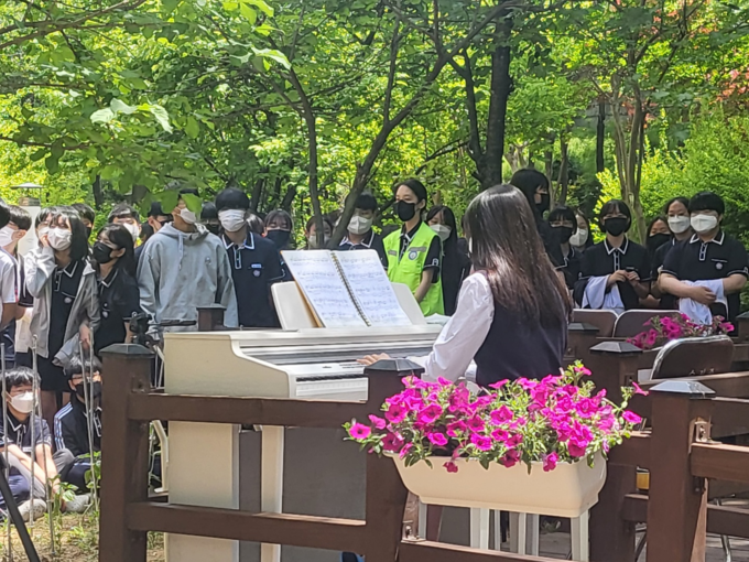 수진중 학생이 '꿈의 정원 콘서트'에서 연주를 진행하고 있다. (사진=수진중학교 제공)