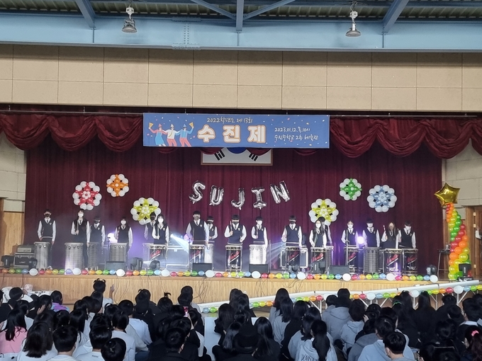 수진제 행사에서 학생들이 난타를 선보이고 있다. (사진=수진중학교 제공)