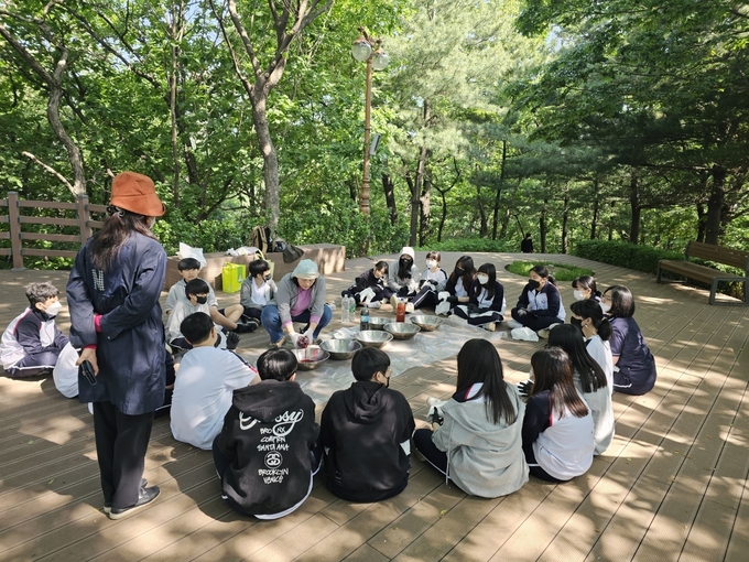 수진중 교사와 학생들이 생태교육을 진행하고 있다. (사진=수진중학교 제공)