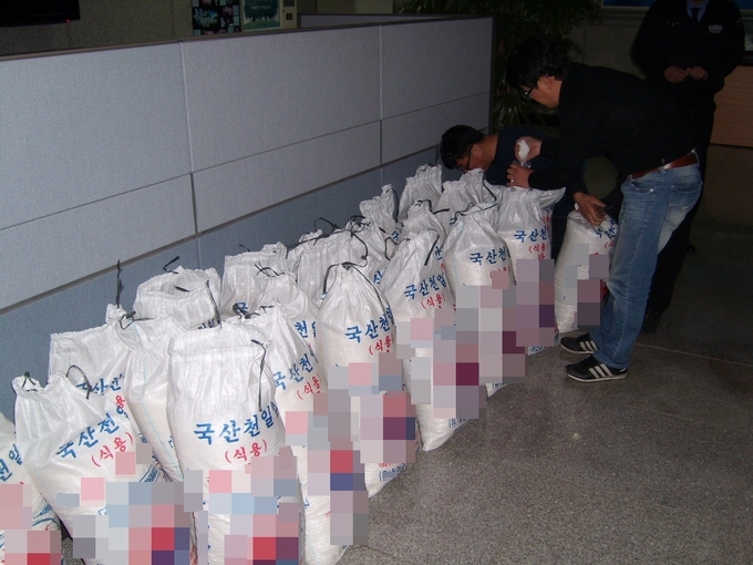 국내산으로 둔갑한 수입 소금 단속 모습. ( 사진 = 해양경찰청 제공 )
