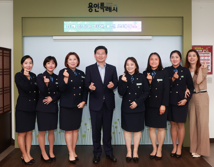 용인특례시가 시장실에서 용인 서부녹색어머니회 회원들과 어린이 교통안전 개선 간담회를 가졌다. (사진=용인시 제공)