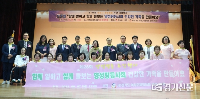 한경국립대학교 이원희 총장이 여성단체 감사패를 수상했다. (사진=한경국립대학교 제공)