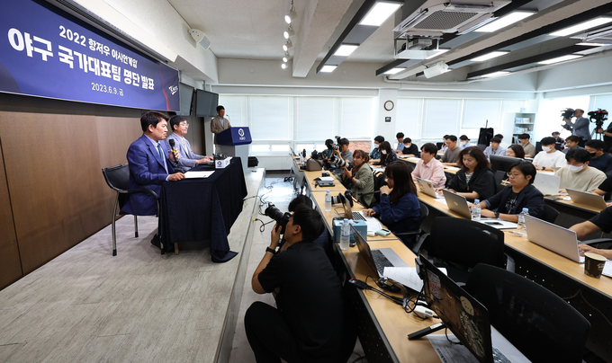 제19회 항저우아시안게임에 출전하는 한국 야구대표팀이 오는 23일 소집 훈련을 시작한다. 사진은 지난 6월 9일 서울 강남구 야구회관에서 항저우 아시안게임 야구 대표팀 명단을 발표하고 있는 류중일 아시안게임 야구 대표팀 감독(단상 오른쪽)과 조계현 한국야구위원회(KBO) 전력강화위원장의 모습. (사진=연합뉴스)