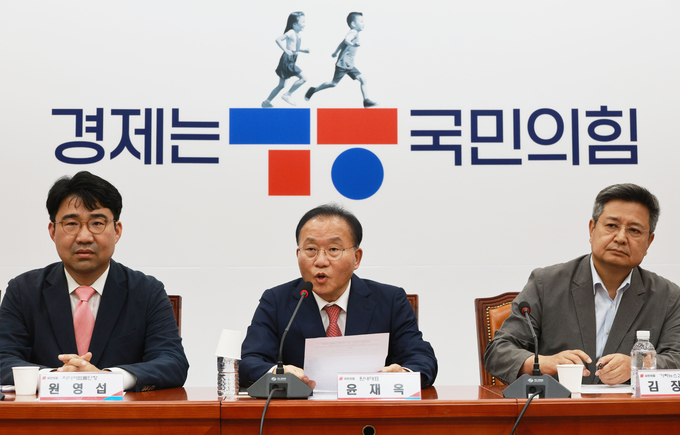 국민의힘 윤재옥 원내대표가 7일 오후 국회에서 열린 대선 공작 게이트 긴급 대책회의에서 발언하고 있다.