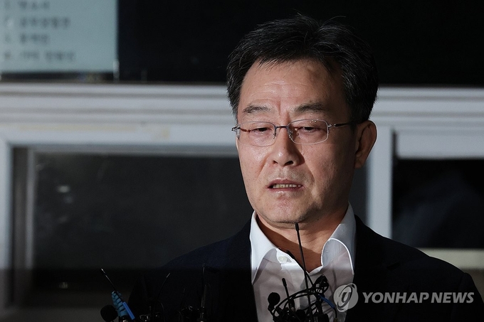 화천대유자산관리 대주주 김만배 씨가 7일 오전 구속기간 만료로 석방돼 서울구치소에서 나와 취재진 질문에 답하고 있다. 대장동 사건과 관련해 김씨가 구속됐다가 풀려난 것은 이번이 두 번째다. 