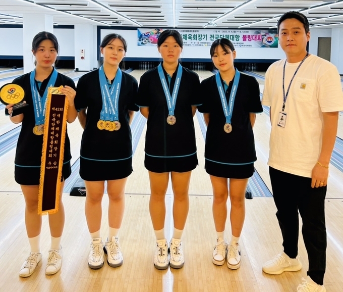 7일 전남 목포시 시네마볼링경기장에서 종료된 제42회 대한체육회장기 전국단체대항볼링대회 여자 16세 이하부에서 종합우승을 달성한 양주 백석중 선수단이 기념사진을 찍고 있다. (사진=토평중학교 볼링팀 제공)