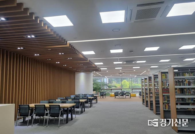 성남시청 2층에 새롭게 단장한 북카페 모습. (사진=성남시 제공)