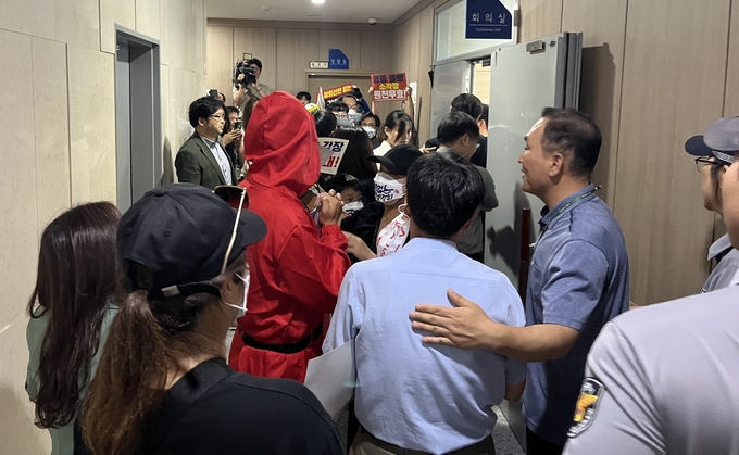 지난 8일 오후 소각장반대주민대책위에서 설명회장에 들어가고 있다. ( 사진 = 김샛별 기자 )