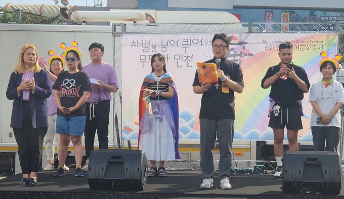 지난 9일 오후 인천 부평구 부평역 일대에서 열린 퀴어축제 무대에서 이동환 목사가 발언을 하고 있다. ( 사진 = 박지현 기자 )