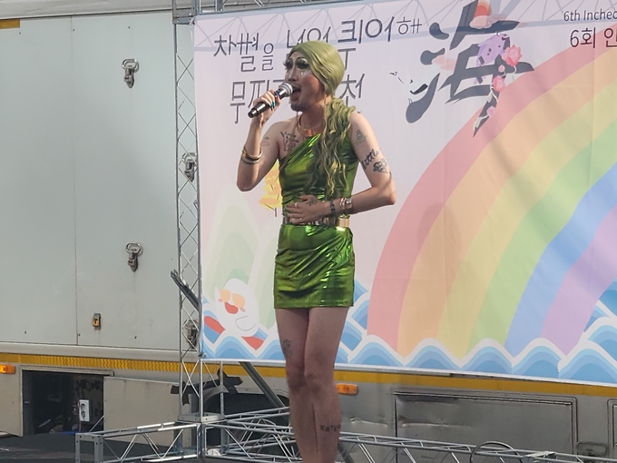 지난 9일 오후 인천 부평구 부평역 일대에서 열린 퀴어축제 무대에서 허리케인 김치가 노래를 부르고 있다. ( 사진 = 박지현 기자 )