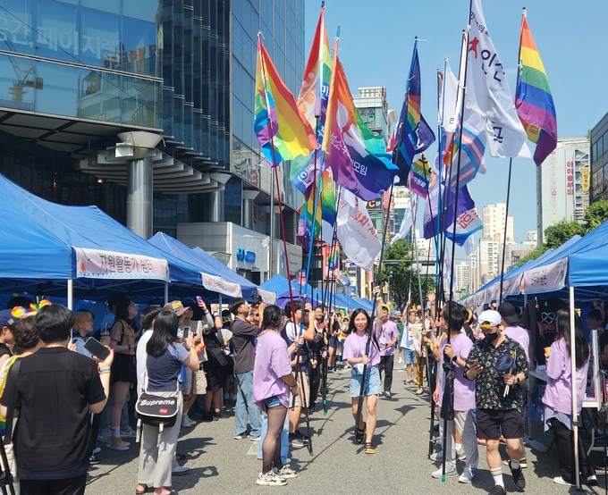 지난 9일 오후 인천 부평구 부평역 일대에서 참가자들의 깃발행진이 진행되고 있다. ( 사진 = 박지현 기자 )
