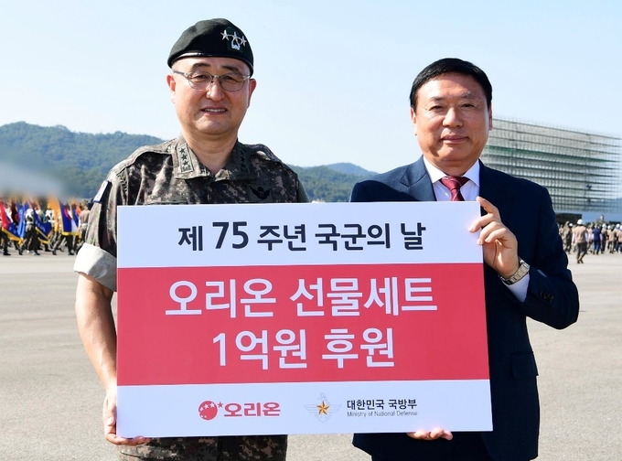 오리온 제75주년 국군의 날 후원 물품 전달식. (왼쪽부터) 박안수 국군의 날 행사 기획단장, 이승준 오리온 대표이사. (사진=오리온 제공)