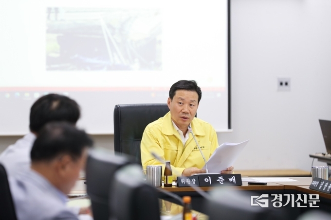 이준배 위원장이 교량 관련 전문가들과 교량 붕괴 원인 등에 대한 이야기를 나누고 있다. (사진=성남시의회 제공) 