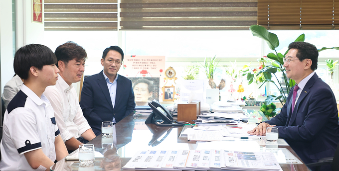 이상일 용인특례시장이 삼계고등학교 학생회장인 이찬희 군과 만나고 있다. (사진=용인시 제공)