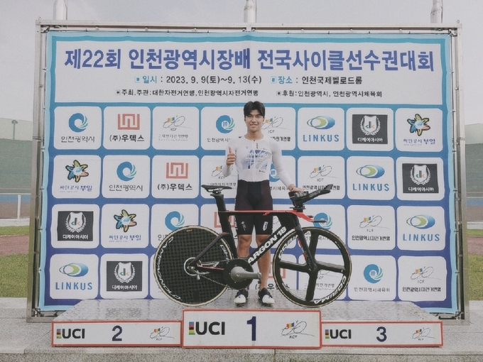 10일 인천국제벨로드롬에서 열린 제22회 인천광역시장배 전국사이클대회 이틀째 남자일반부 독주경기 1㎞에서 우승한 홍승민(의정부시청)이 기념사진을 찍고 있다. (사진=의정부시청 사이클팀 제공)
