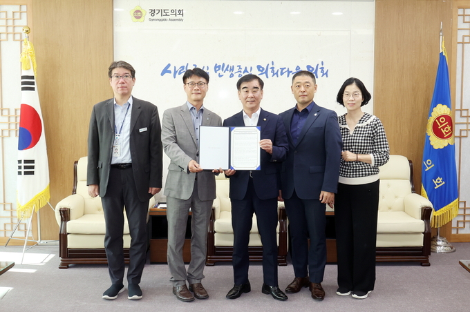 경기도의회 염종현 의장이 접견실에서 김성두 ㈔경기청년기업협회 협회장 및 도 각지에서 활동 중인 청년기업가 7명과 정담회를 실시했다. (사진=경기도의회 제공)