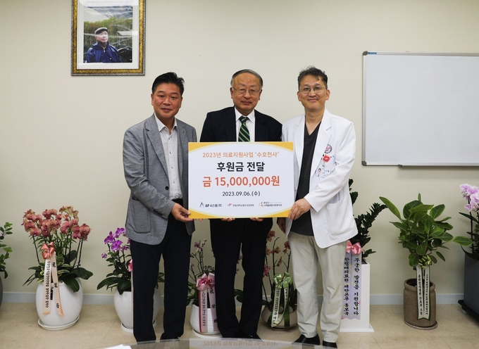(좌측부터)화성시나래울종합사회복지관 김정희 관장, AP시스템㈜ 김영주 대표이사, 한림대학교동탄성심병원 노규철 병원장. (사진=한림대학교동탄성심병원 제공)