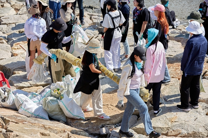 배민-러쉬, 해변 정화 봉사활동 현장 사진. (사진=우아한형제들 제공)