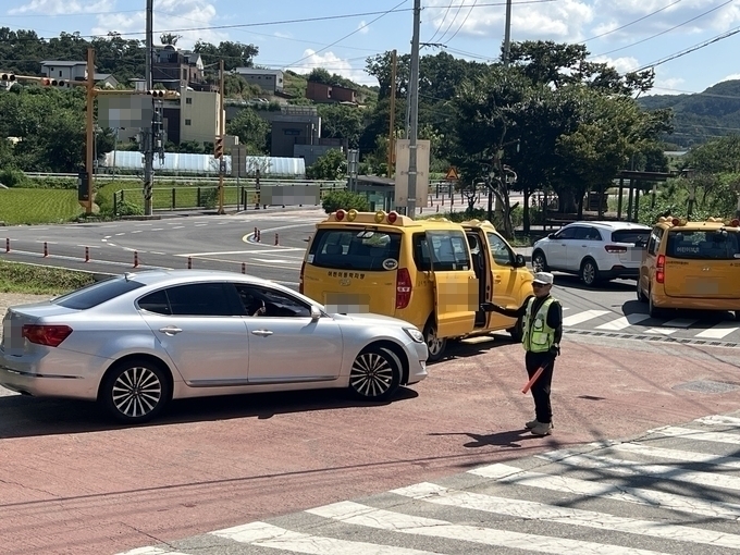 최종덕 배움터 지킴이가 학교 앞 교통안전 지도를 하고 있다. (사진=강상초등학교 제공)