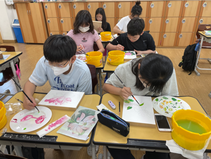 강상초 학생들이 수채화 교육에 참여하고 있다. (사진=강상초등학교 제공)