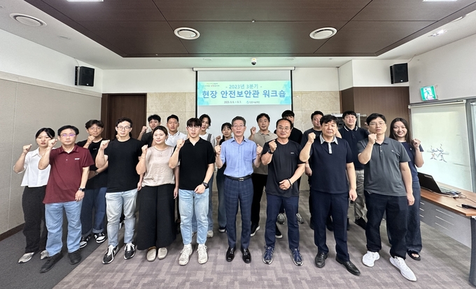 인천시설공단 산업안전보건 실무자들이 현장 안전보안관 워크숍을 갖고 기념촬영을 하고 있다. ( 사진 = 인천시설공단 제공 )