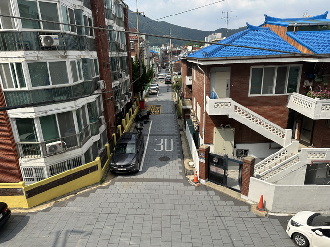 계양구 계산1동 경인교대 일원의 골목길이 도로노면 정비와 담장 도색, 노면표시 정비 등으로 새롭게 단장됐다. ( 사진 = 인천시 제공 )