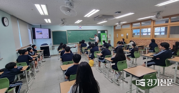 남양주시는 오는 11월까지 관내 초·중교 9개교 30학급의 700여 명의 학생을 대상으로 인성교육 및 세계시민교육과 연계한 '찾아가는 휴먼북'을 운영한다. 이번 프로그램은 지난 5월 체결된 구리남양주교육지원청과의 업무협약에 따른 것으로 인성교육과 세계시민교육과 관련된 주제로 특강을 진행한다. (사진=남양주시 제공)