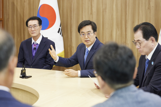 11일 오후 경기도청 집무실에서 김동연 경기도지사와 전라남도 신우철 완도군수, 박우량 신안군수, 감차진 해남부군수, 우홍섭 진도부군수, 이종윤 (사)한국전복산업연합회장이 함께 경기도-전라남도 4개 군수 간담회를 하고 있다. (사진=경기도 제공)