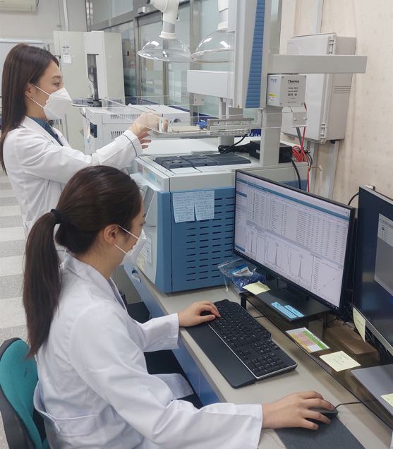 경기도보건환경연구원이 지난 6월부터 7월까지 도내 온·오프라인 유통매장에서 수거한 다(茶)류 제품 50건에 대한 잔류농약 검사를 실시했다. 사진은 도연구원이 검사를 진행하는 모습. (사진=경기도 제공)