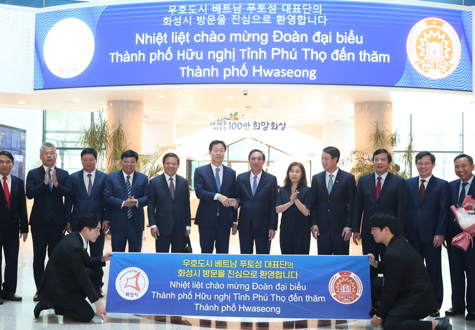 화성시 관계자들과 베트남 푸토성 대표단이 기념촬영을 하고 있다. (사진=화성시 제공)