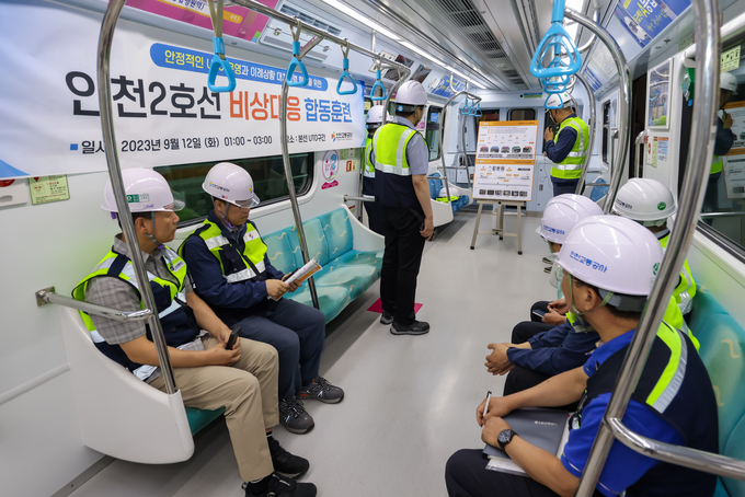인천교통공사 직원들이 무인 운행중인 인천 2호선 열차에서 비상대응 훈련을 하고 있다. ( 사진 = 인천교통공사 제공 )
