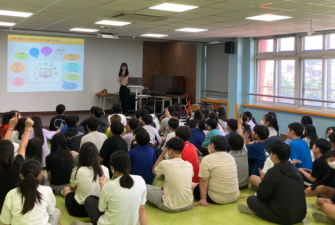 수원시중독관리통합지원센터에서 지역 내 학교를 찾아가 중독 예방 교육을 진행하고 있다. 