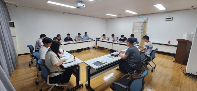 고양시 관계자들이 청소대책반 운영에 관한 회의를 하고 있다. (사진=고양시 제공)