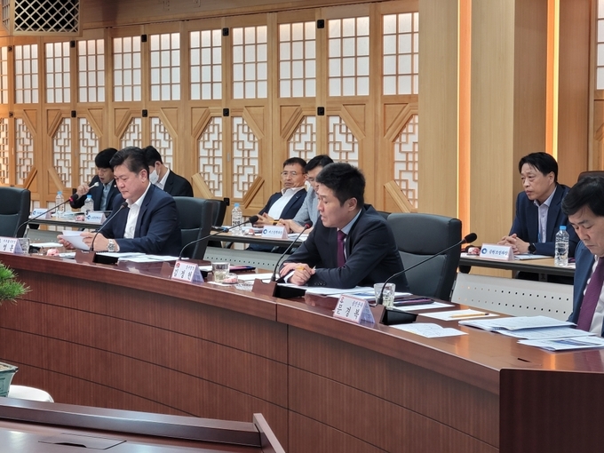 지난 11일 오후 인천 동구청에서 열린 9월 인천시 군수·구청장 협의회에서 김정헌 중구청장이 이야기하고 있다. ( 사진 = 인천 중구청 제공 )