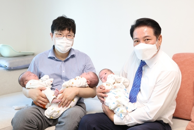 최대호 안양시장(오른쪽)이 세쌍둥이 아빠와 함께 세쌍둥이를 안고 있다. (사진=안양시 제공)