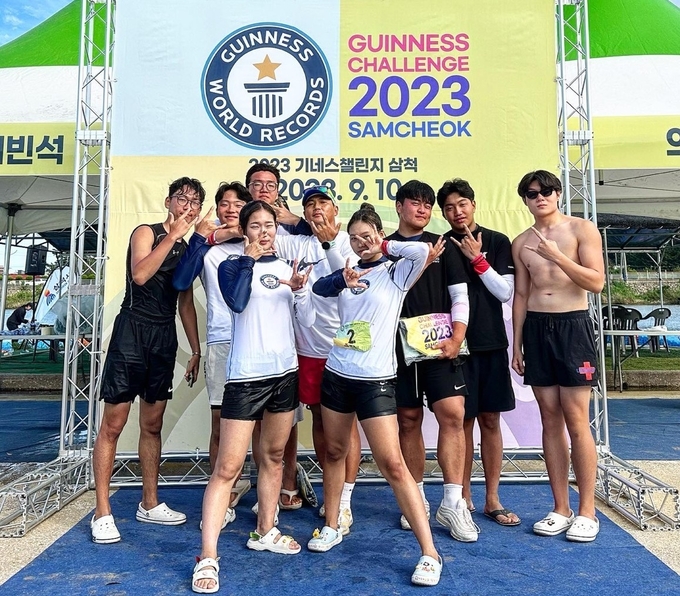 '2023 기네스 챌린지 삼척'에 참가한 안양대 수영동아리 벨루가 학생들. (사진=안양대 제공)