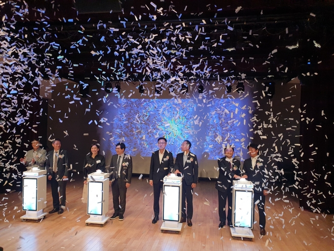 12일 오전 아워홈 용인 지수원에서 열린 '고덕-서안성 송전선로 준공식'에서 천영길 산업부 에너지정책실장, 김태옥 한전 전력그리드부사장, 윤태양 삼성전자 부사장 등이 준공 터치버튼을 누르고 있다. (사진=나규항 기자)