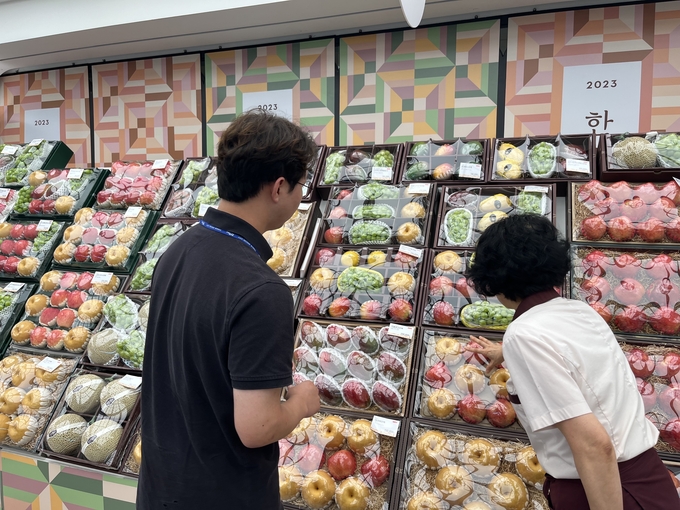 용인특례시가 추석 성수기 대비 다소비 품목에 대한 원산지표시 지도·점검을 진행하고 있다. (사진=용인시 제공)