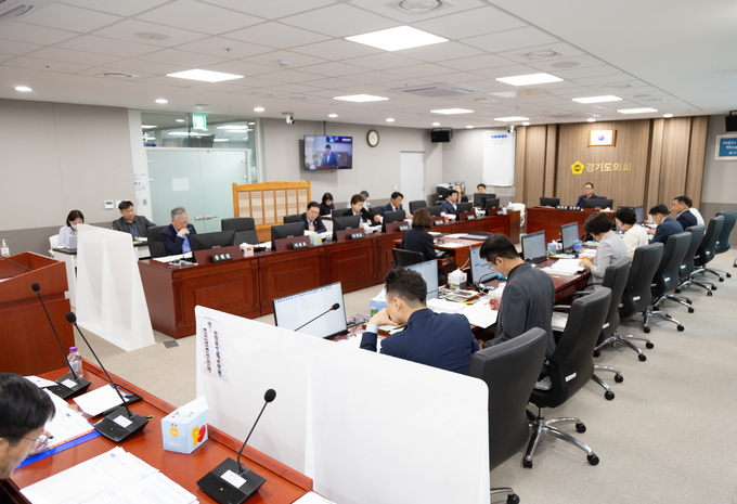 경기도의회 경제노동위원회는 지난 11일 긴급회의를 열고 수천만 원 상당의 보안서버 방치 문제를 지적한 도의원에게 노조 간부가 막말을 해 논란을 빚은 경기도경제과학진흥원에 대해 고강도 행정사무감사를 예고했다. (사진=경기도의회 제공)