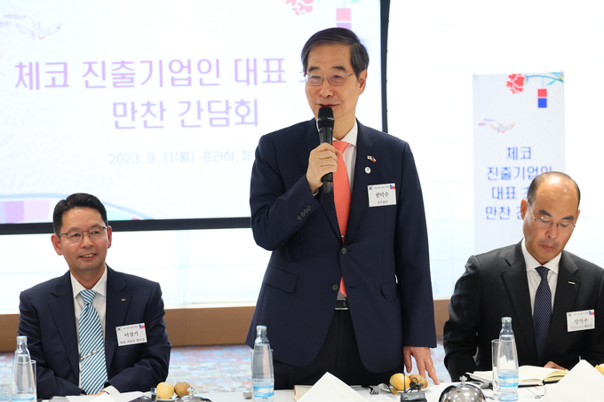  체코를 방문 중인 한덕수 국무총리가 11일(현지시간) 오후 체코 프라하에서 열린 체코진출기업인 대표 만찬 간담회에서 인사말을 하고 있다.