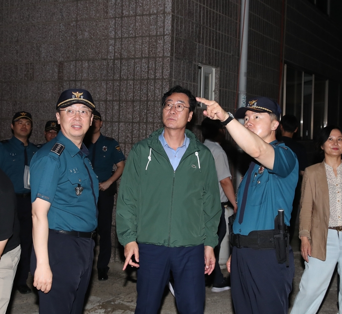 정명근 화성시장이 12일 저녁 성범죄자가 거주하고 있는 주거지 주변 특별 점검을 실시했다. (사진=화성시 제공)