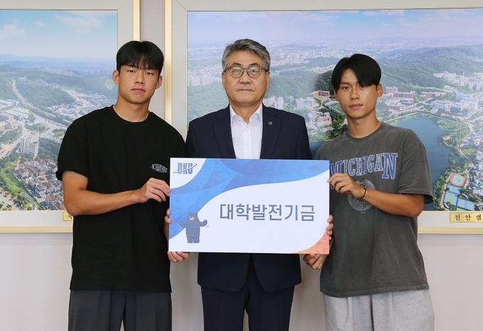 프로축구단에 입단한 단국대 축구부 4명이 단국대에 발전기금 1천500만 원을 전달하고 있다. (사진=단국대 제공)