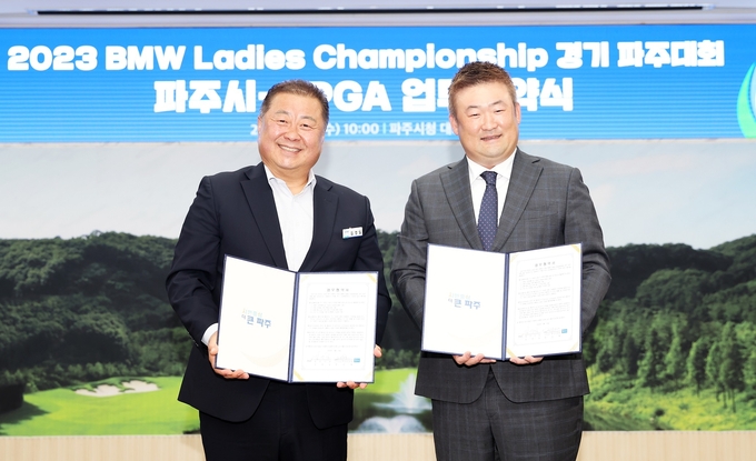 김경일 파주시장(좌)과 미국여자프로골프협회(LPGA) 션 변 아시아 대표가 협약체결후 포즈를 취하고 있다. (사진=파주시 제공)