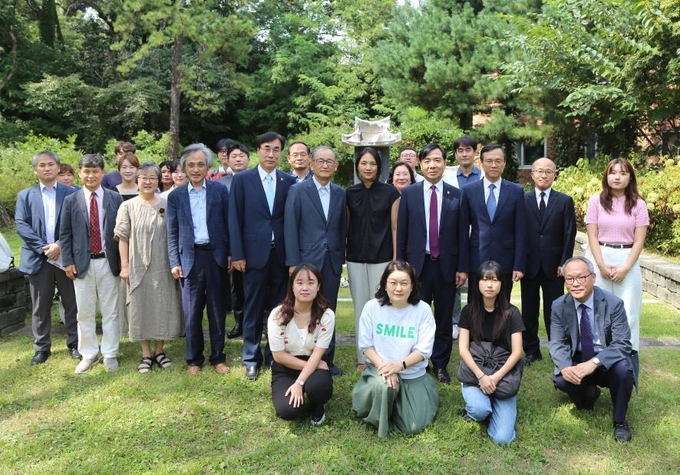 한신대 설립자 故김대현 장로의 유족들과 학교 관계자들이 노석공원에서 추모 후 단체 사진을 찍고 있다.(사진=한신대학교 제공)
